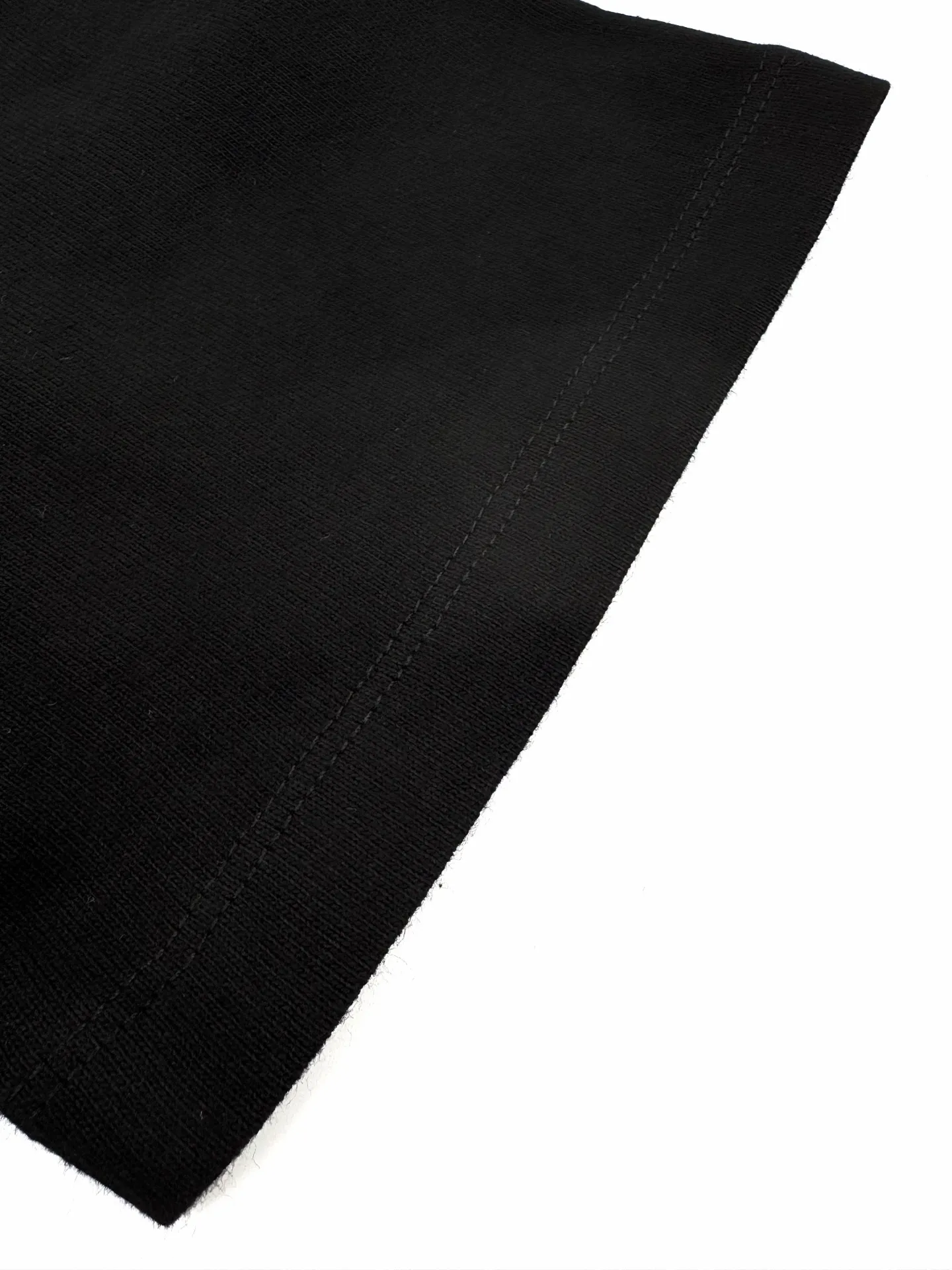P190 Ralph Lauren logo embroidered short sleeves. Customized cotton and linen soft plain fabric. It feels delicate and comfortable against the skin. It is mainly made of deep black and is embellished with exquisite red pony logo. It is highly recognizable. It has a breath of freedom and vitality. A symphony of pure and smart colors. It outlines a high-end silhouette with extreme simplicity. It becomes the smart focus of the vision and shows the taste in silence. Process 1: Using imported machine embroidery process. Use advanced computer control systems and precision mechanical components to achieve iconic pony embroidery operations with high precision and smooth and delicate lines. Process 2: The fabrics are washed and have a better hand feel. Not easy to deform, not easy to shrink, not easy to fade, and maintain long-term beauty. Accessories: Customized 1:1 Ralph Lauren trademark. Version: Fitted version. Size: S M L XL. Style number: CC933.